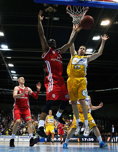 他在防守中 他在防守中